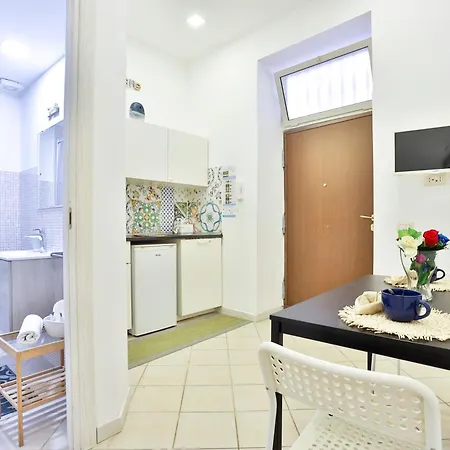 Apartment Guesthost - La Casetta Di Zia Maria Naples